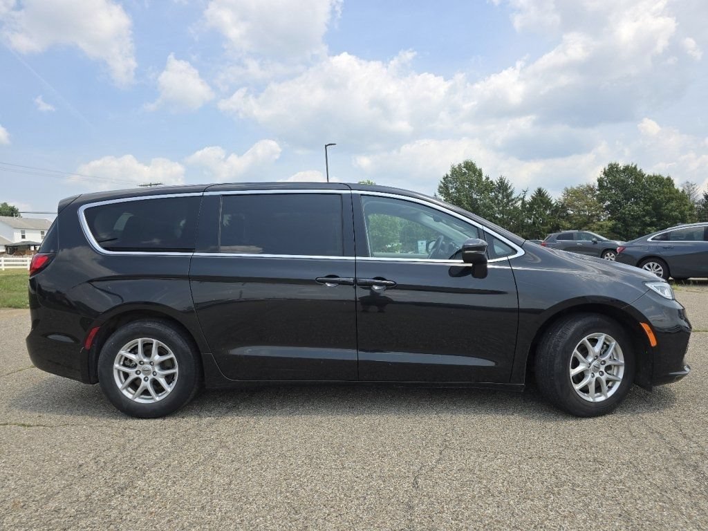 Used 2023 Chrysler Pacifica Touring-L FWD image 18