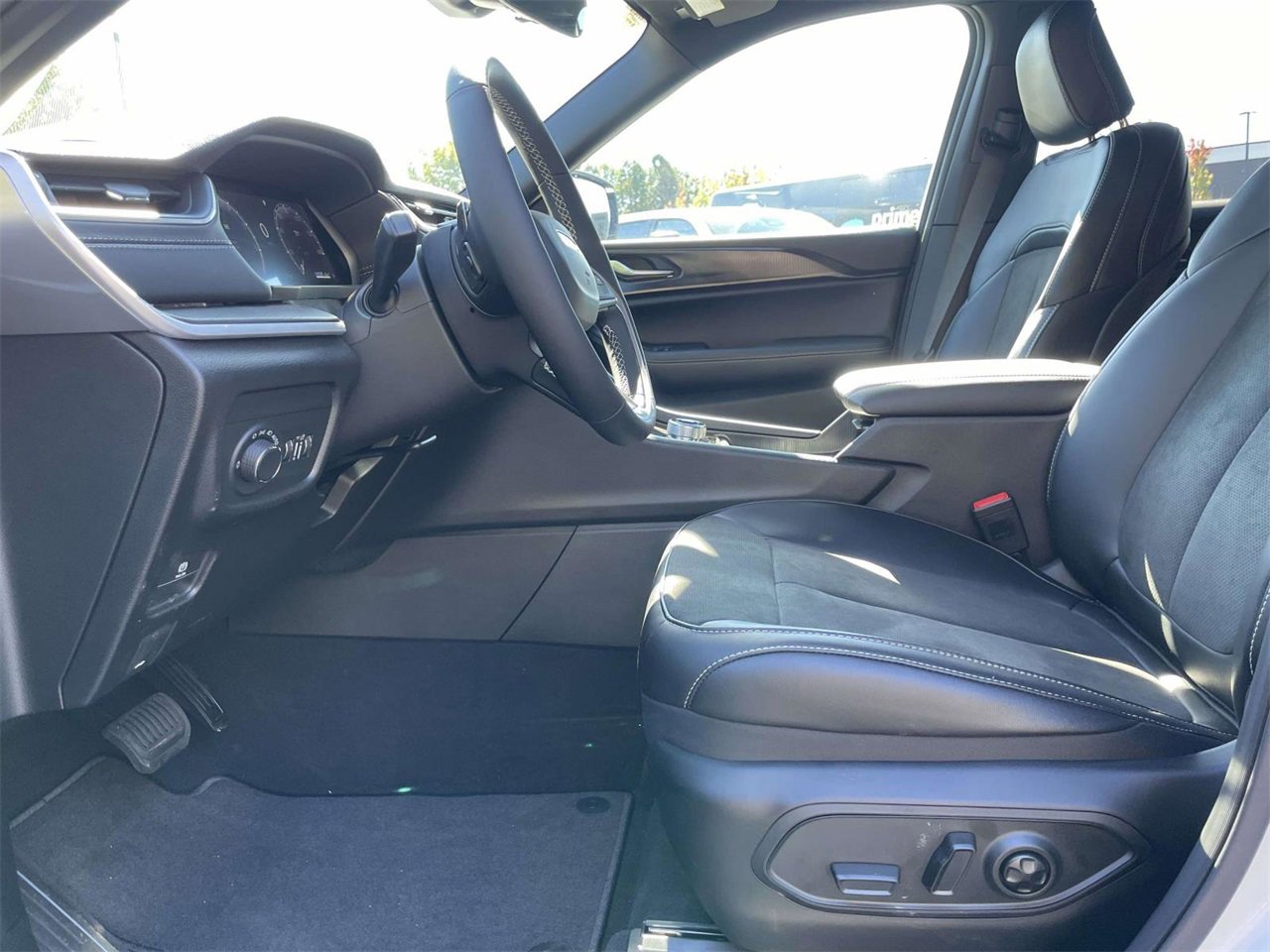 New 2025 Jeep Grand Cherokee L Altitude image 23