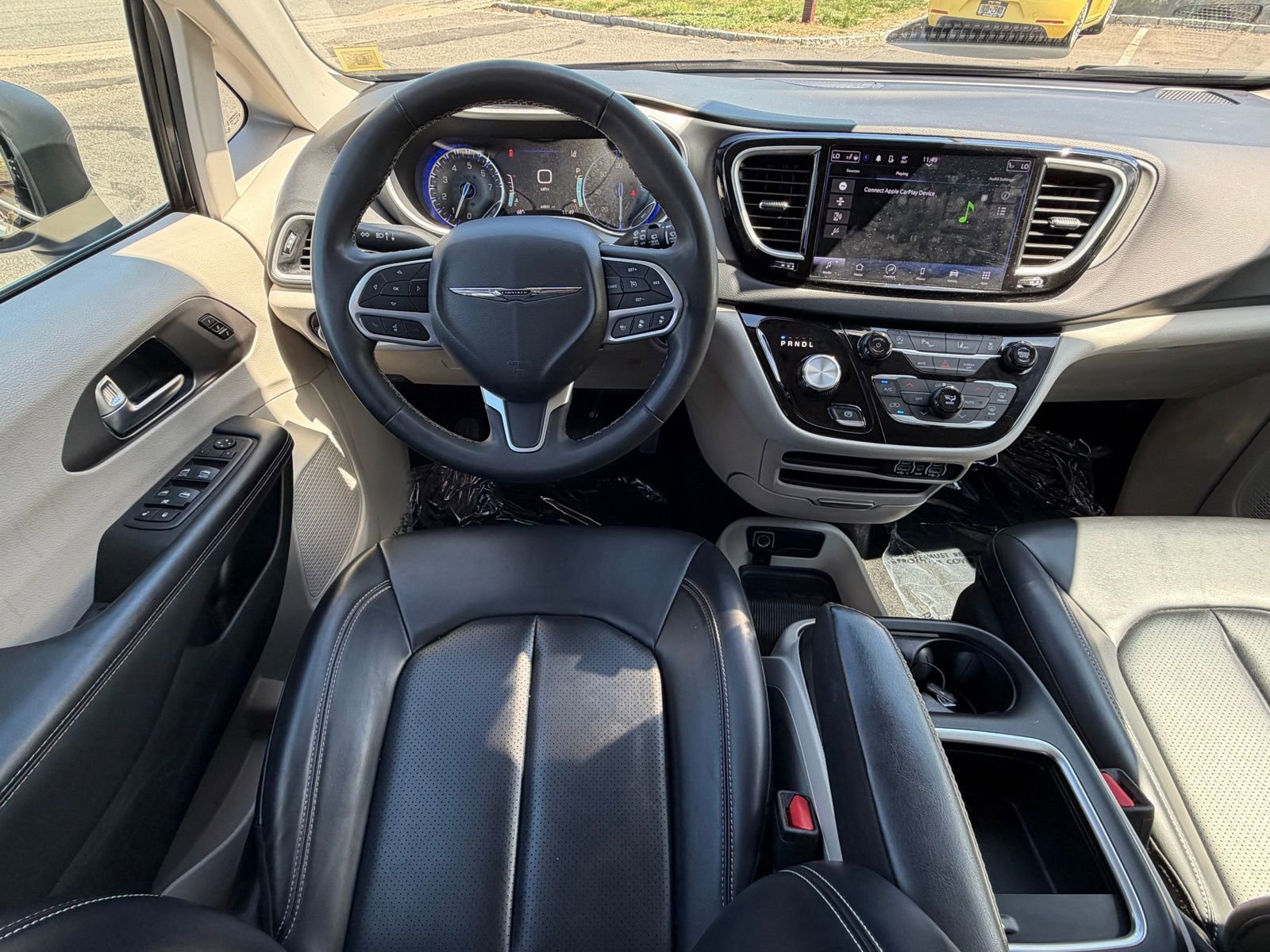 Used 2023 Chrysler Pacifica Touring-L image 17