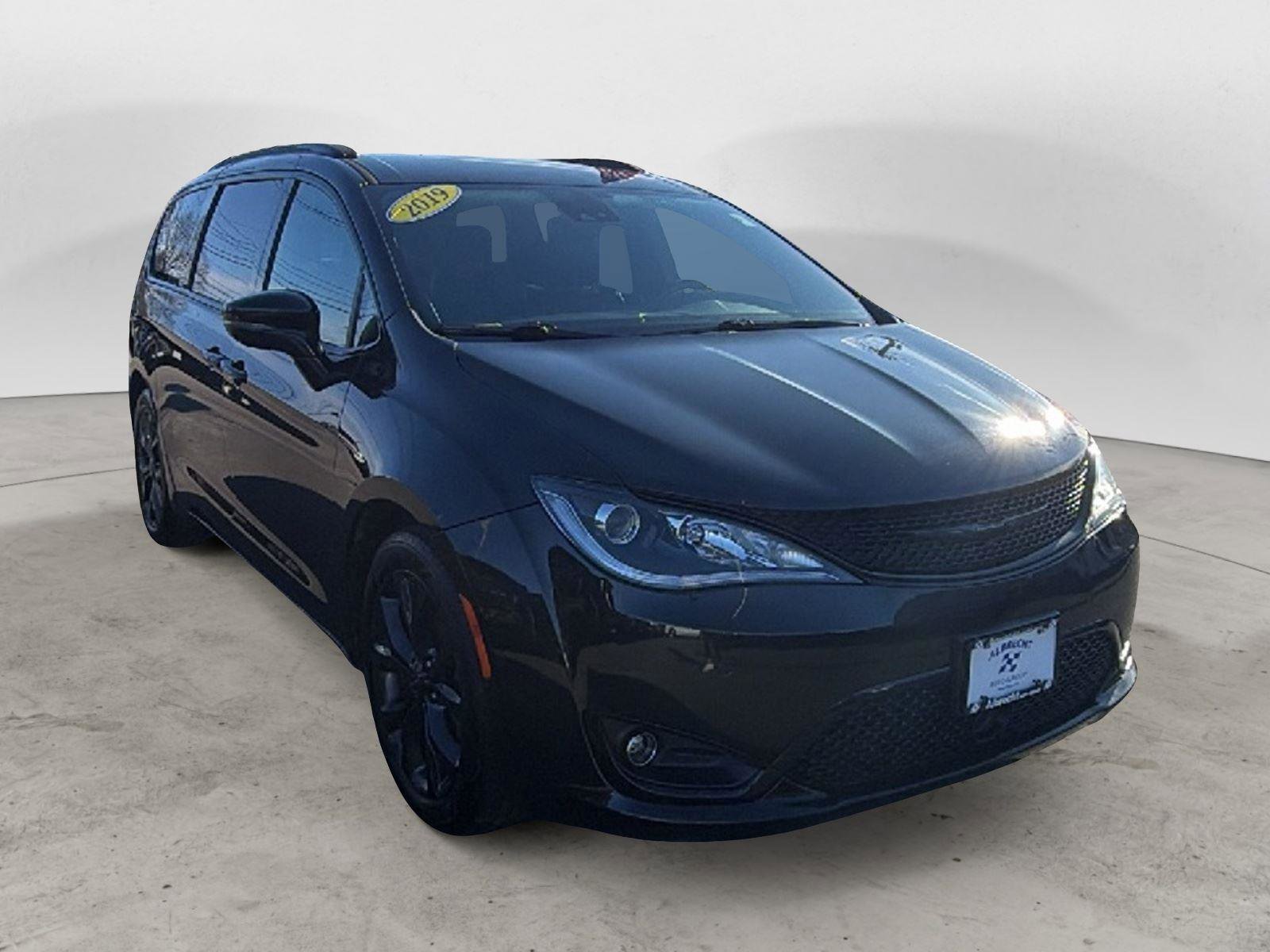 Used 2019 Chrysler Pacifica Limited w/ Advanced Safetytec Group image 1