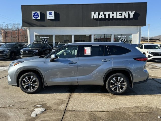 Used 2022 Toyota Highlander XLE image 2