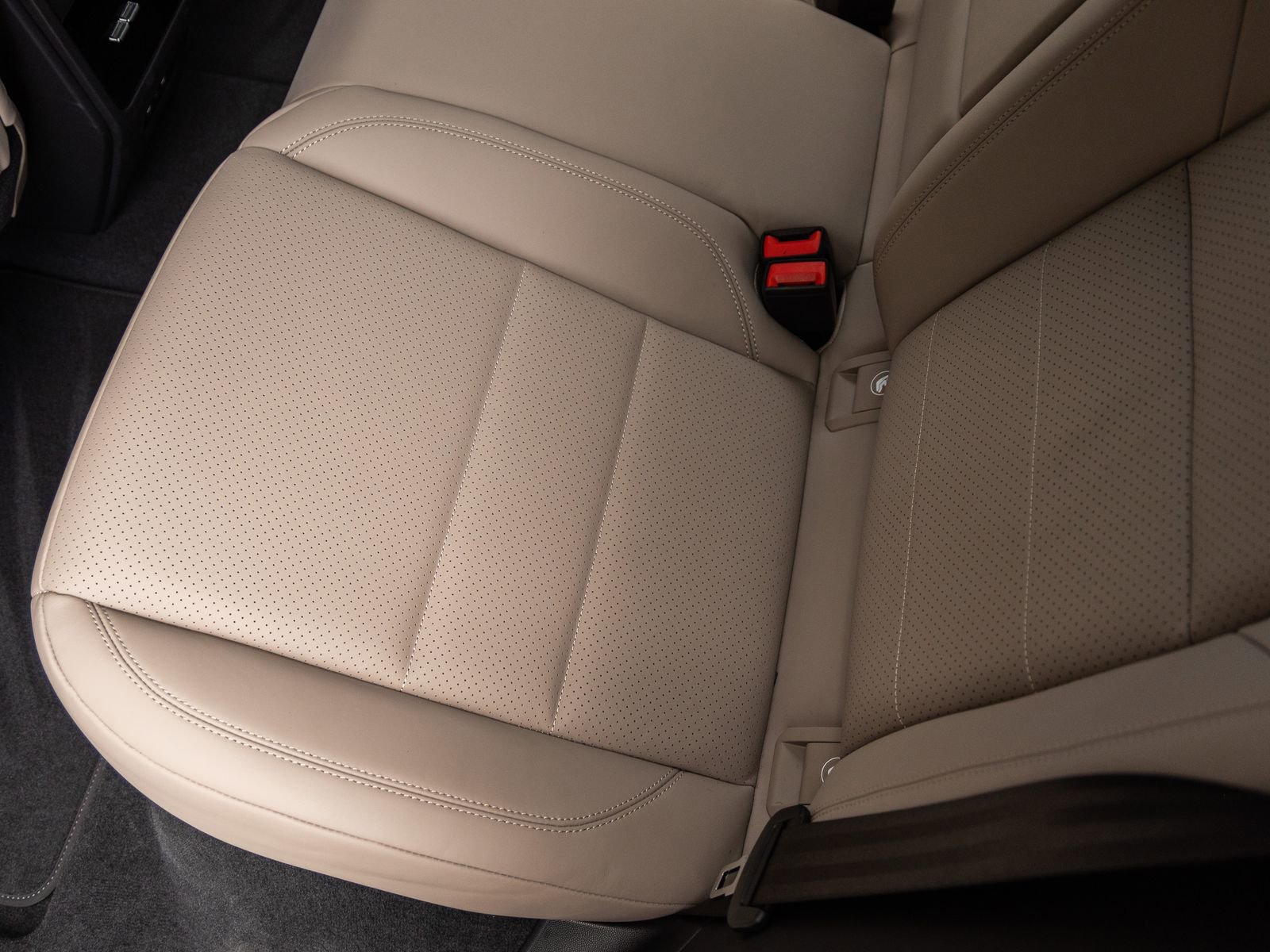 Certified 2025 Porsche Macan Electric image 32