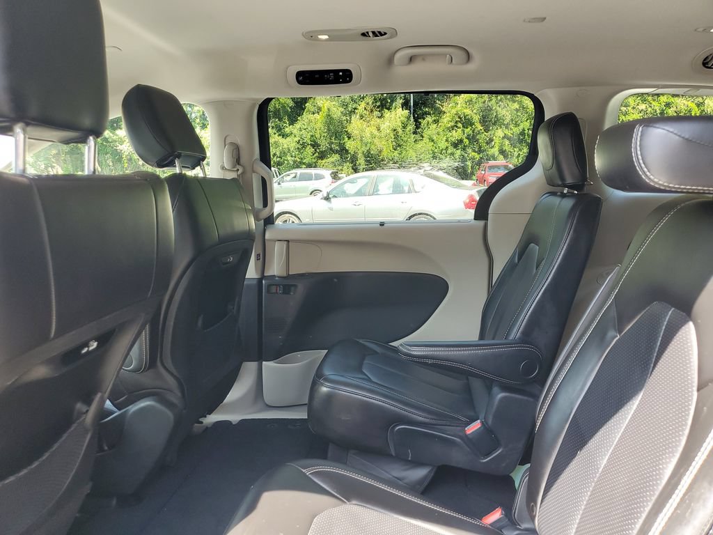 Used 2023 Chrysler Pacifica Touring-L FWD image 12