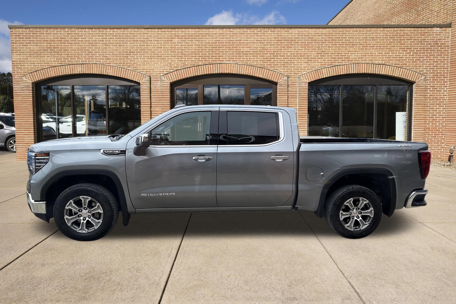 Used 2025 GMC Sierra 1500 SLT image 7