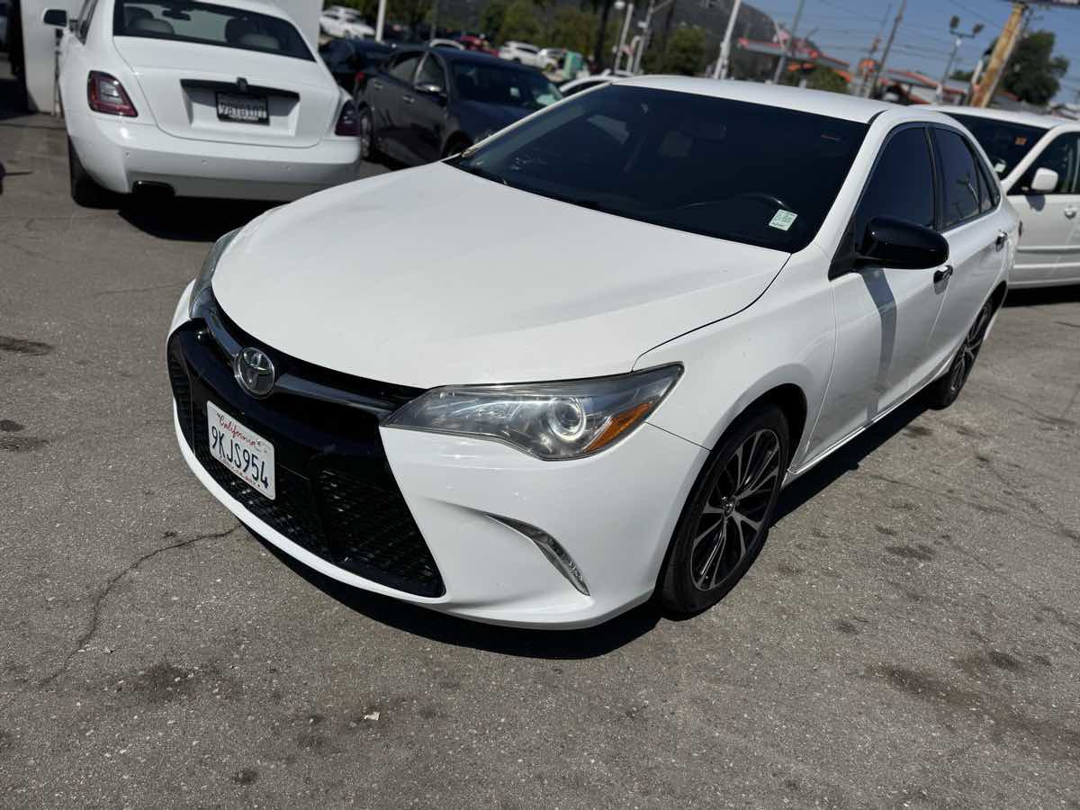 Used 2016 Toyota Camry SE image 3