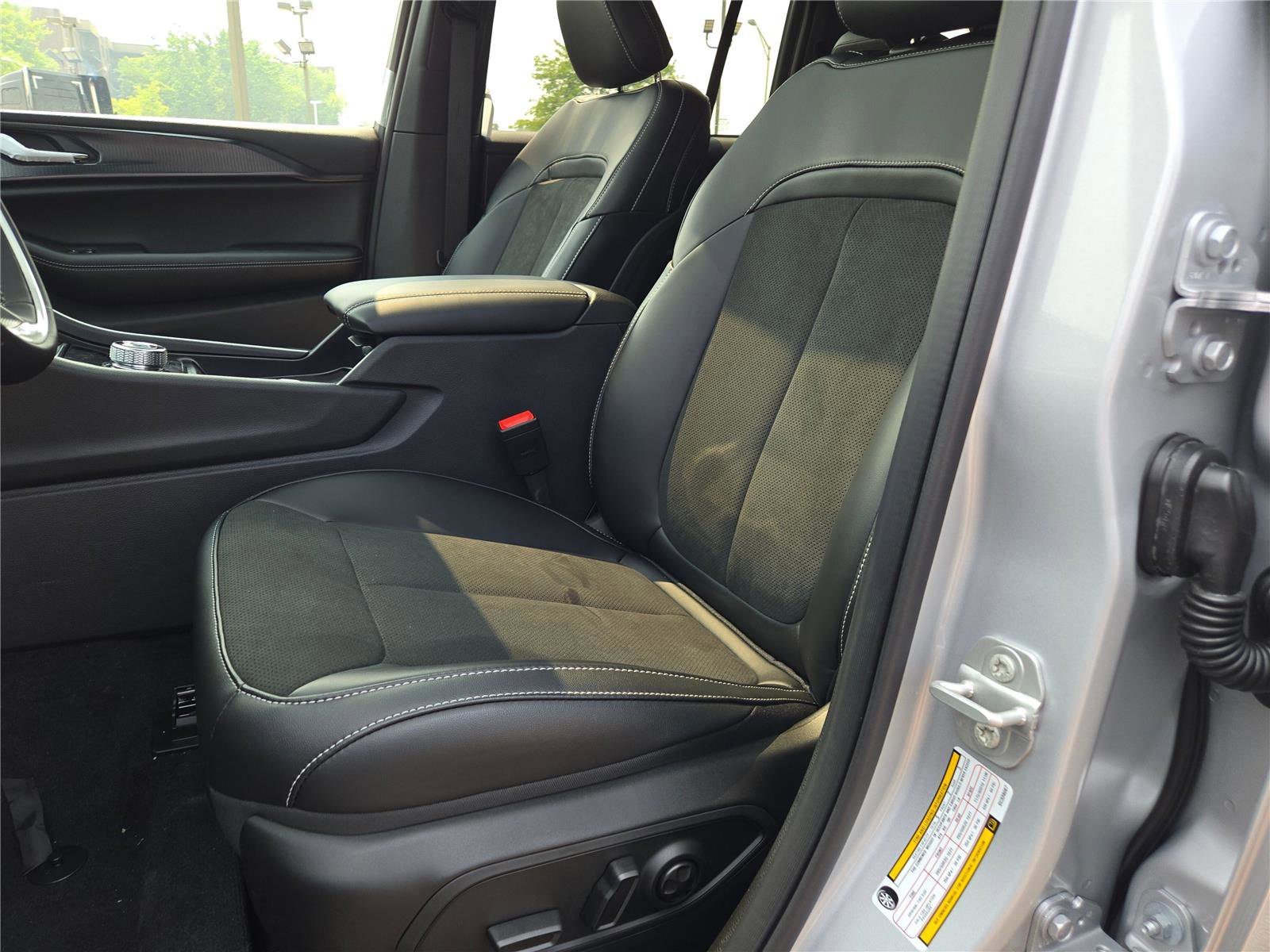 New 2025 Jeep Grand Cherokee Altitude image 28