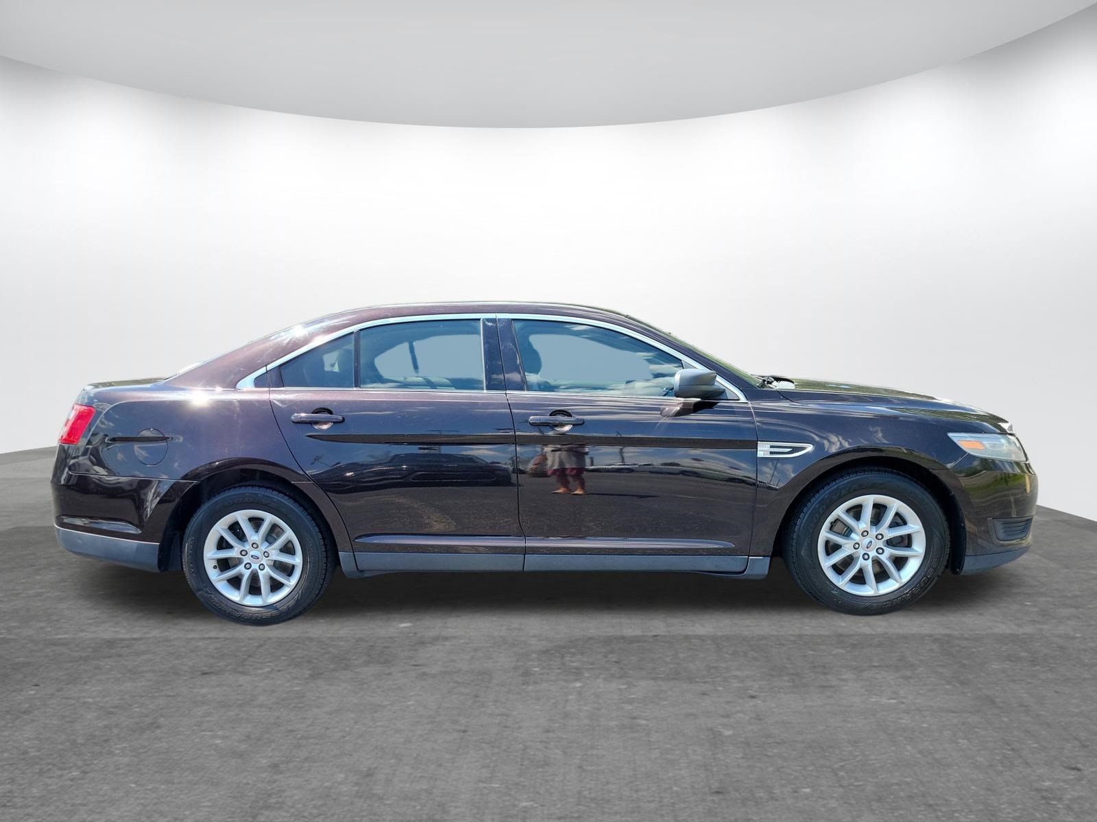 Used 2014 Ford Taurus SE FWD image 2