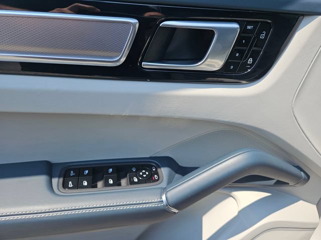 Used 2021 Porsche Cayenne AWD/4WD image 13