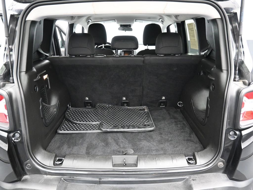 Used 2018 Jeep Renegade Latitude w/ Cold Weather Group image 30