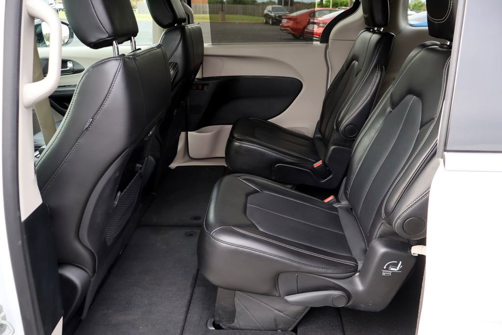 Used 2024 Chrysler Pacifica Touring-L FWD image 23