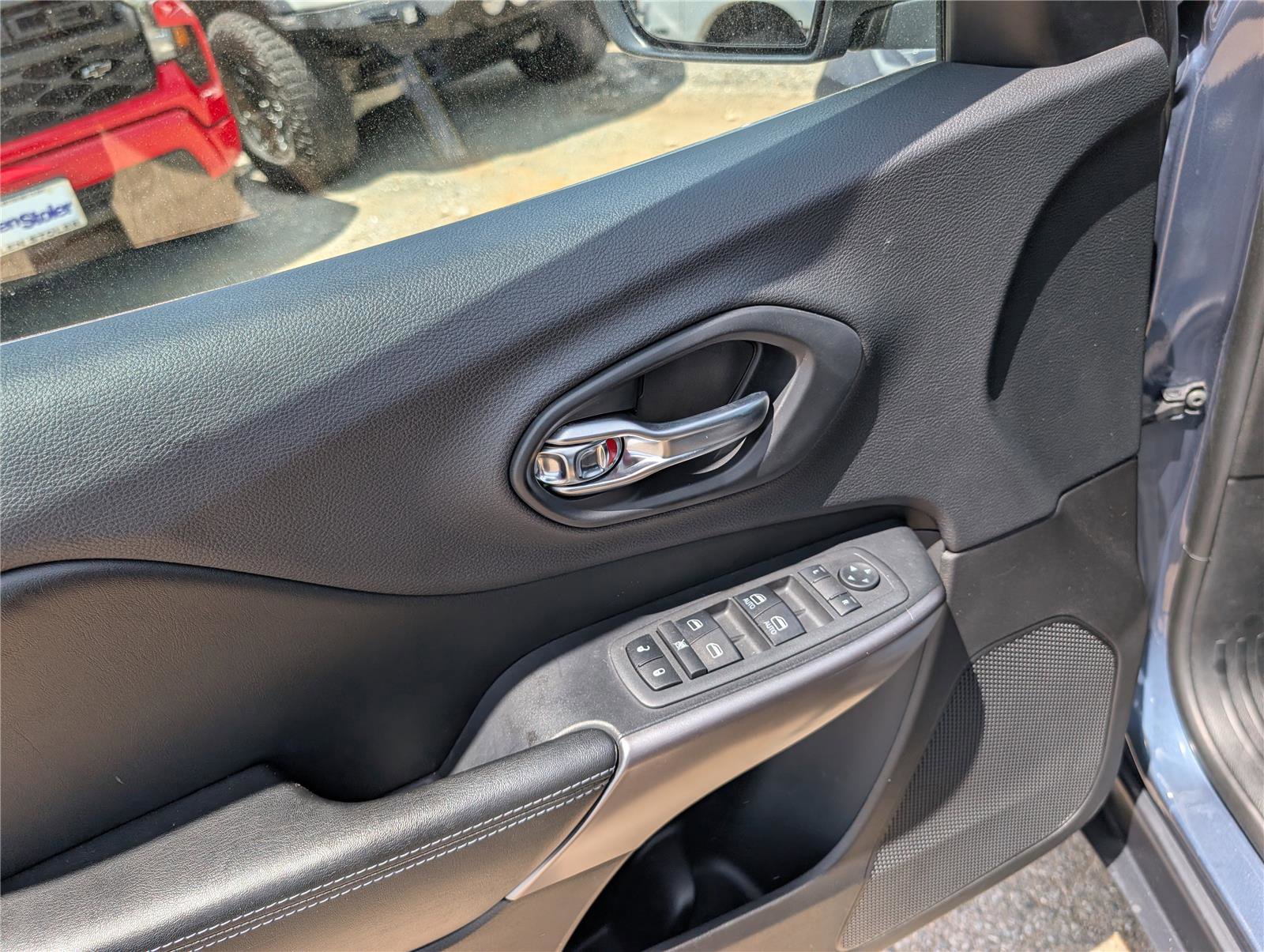Used 2019 Jeep Cherokee Latitude Plus w/ Comfort/Convenience Group AWD/4WD image 21