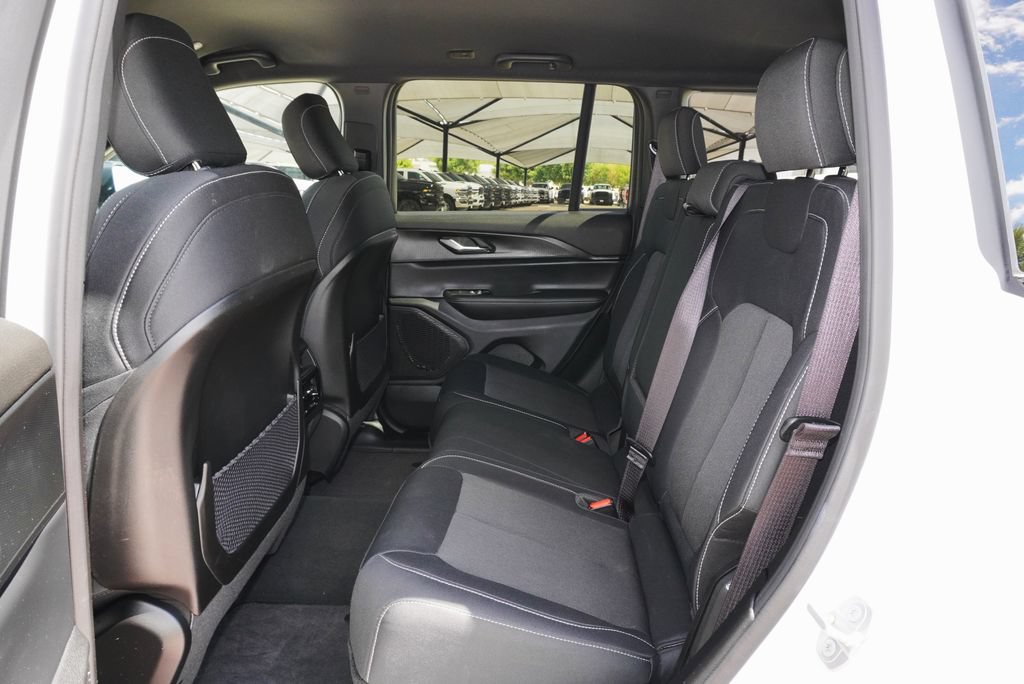 Used 2025 Jeep Grand Cherokee Laredo AWD/4WD image 30