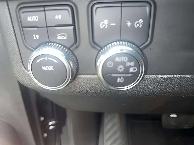 Used 2024 GMC Yukon SLT AWD/4WD image 8