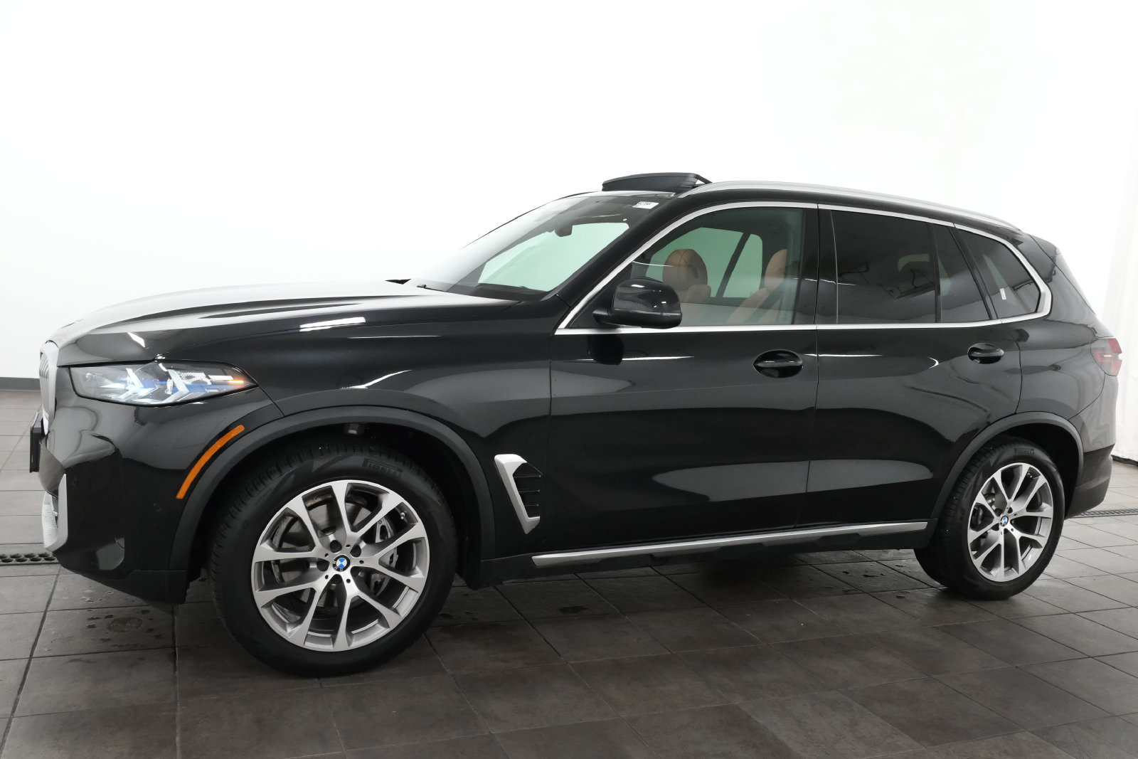 Used 2024 BMW X5 xDrive40i w/ Premium Package AWD/4WD image 2