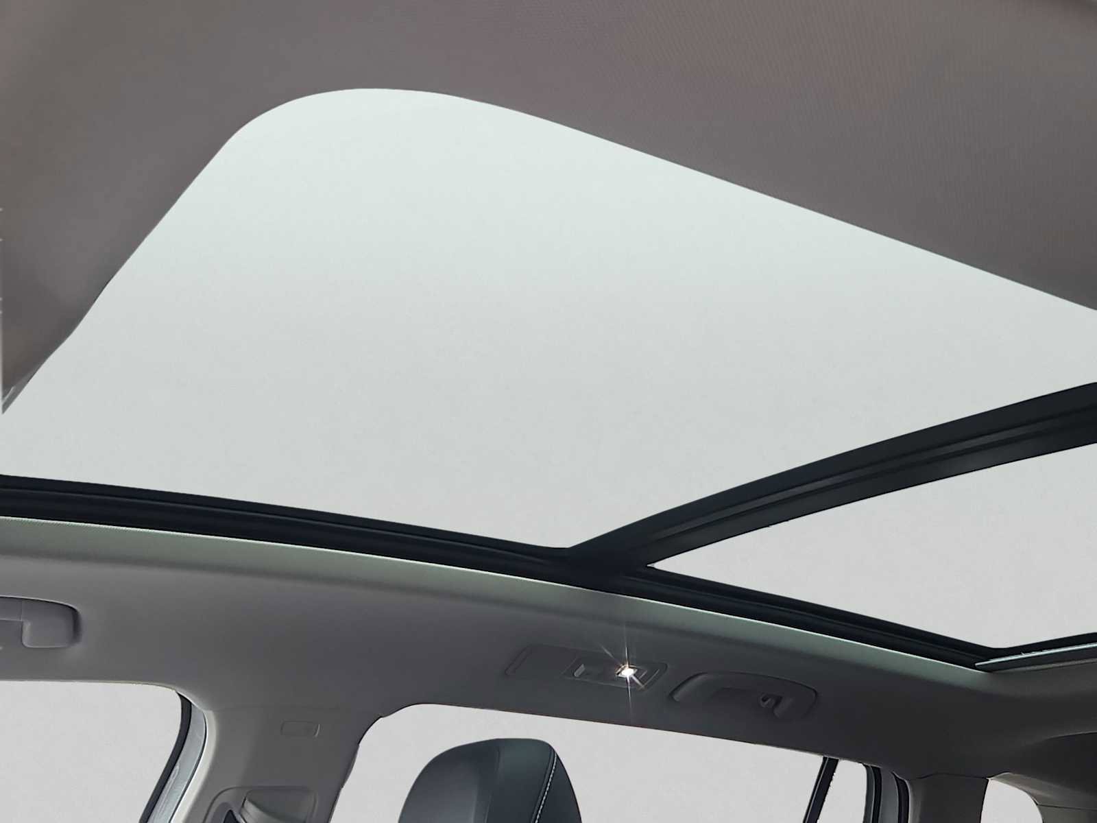 Used 2022 Volkswagen Tiguan SE w/ Panoramic Sunroof Package image 14