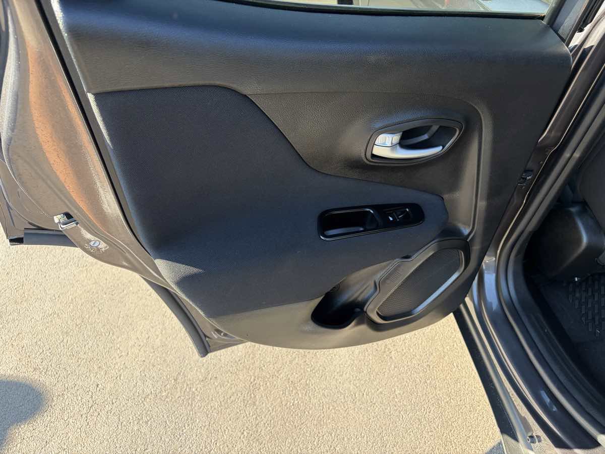 Used 2020 Jeep Renegade Latitude image 16