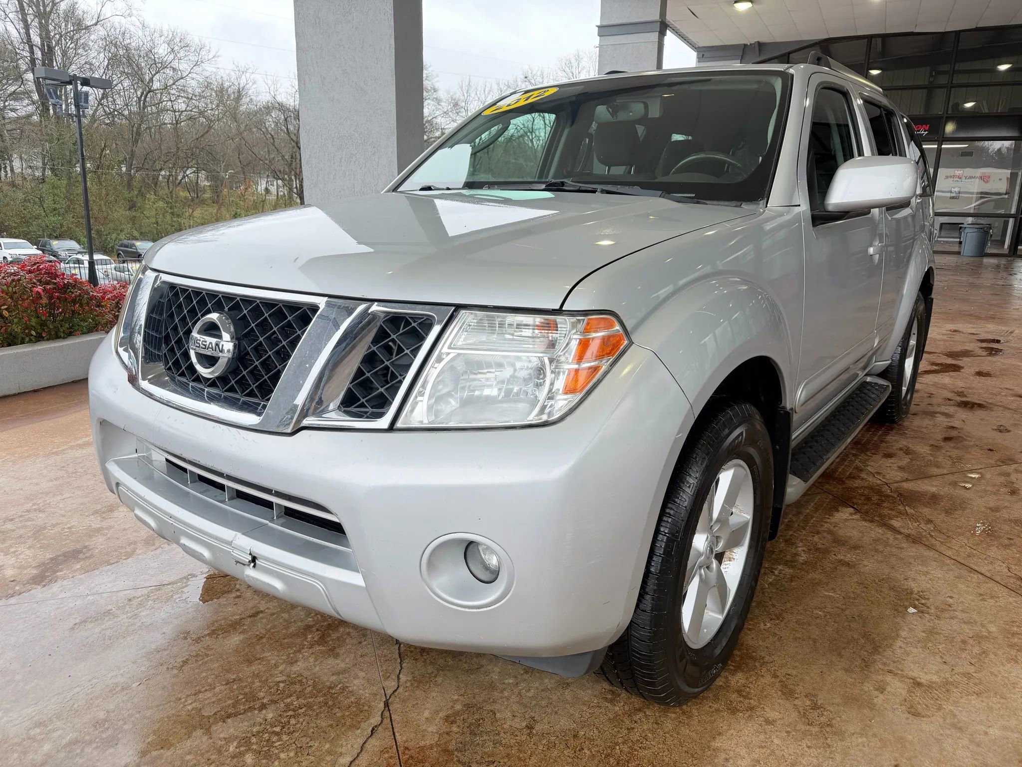 Used 2012 Nissan Pathfinder SV image 3