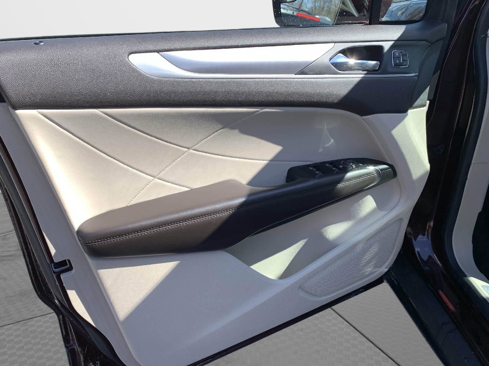 Used 2019 Lincoln MKC Premiere image 11