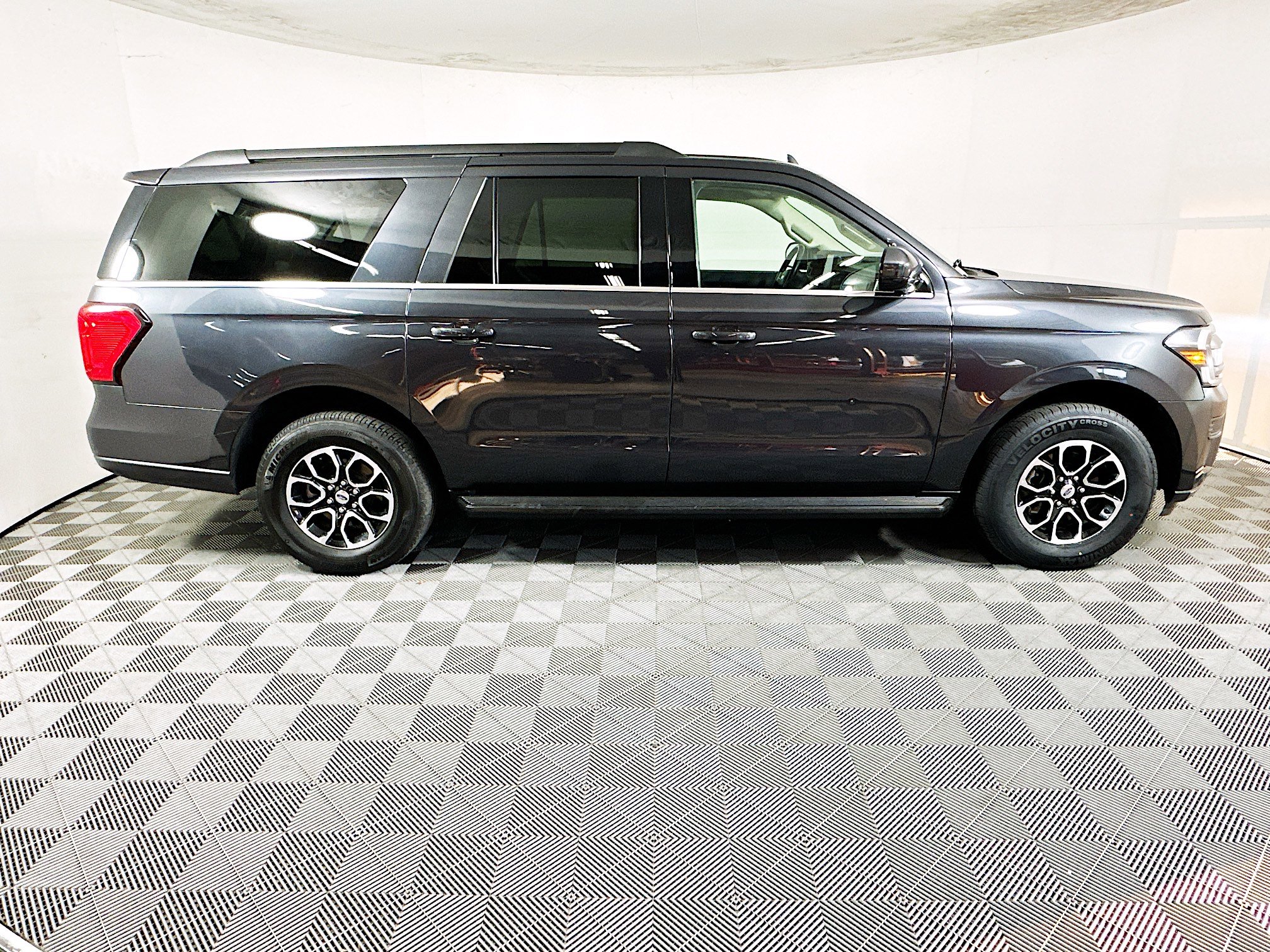 Used 2024 Ford Expedition Max XLT image 2