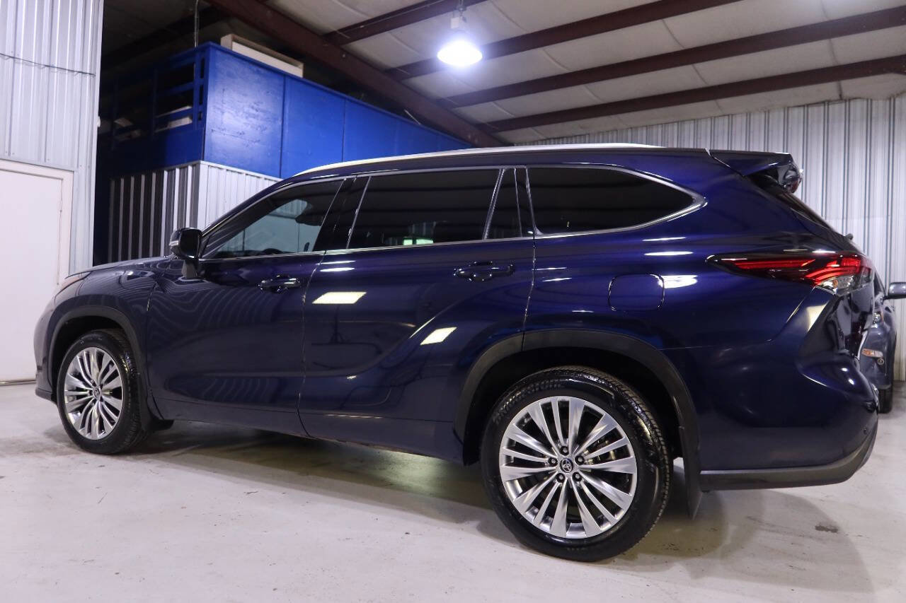 Used 2024 Toyota Highlander Platinum image 2