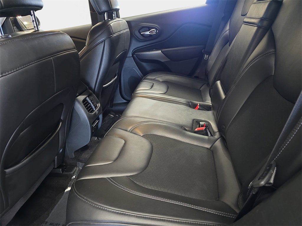 Used 2019 Jeep Cherokee Latitude Plus w/ Cold Weather Group image 16