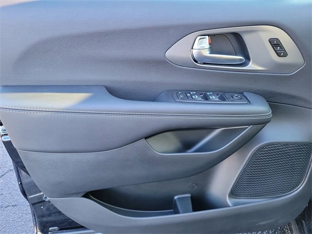 New 2026 Chrysler Pacifica Select image 8