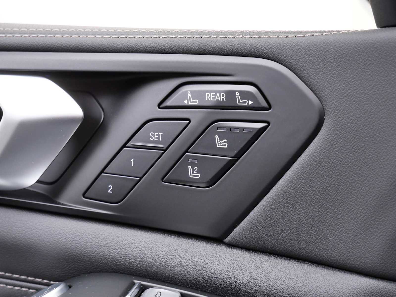 Used 2025 BMW X7 M60i image 33