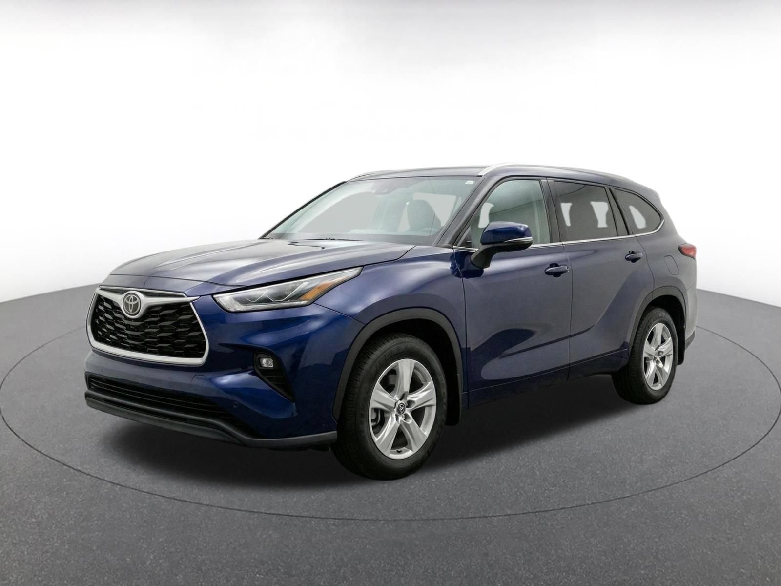 Used 2025 Toyota Highlander LE FWD image 3