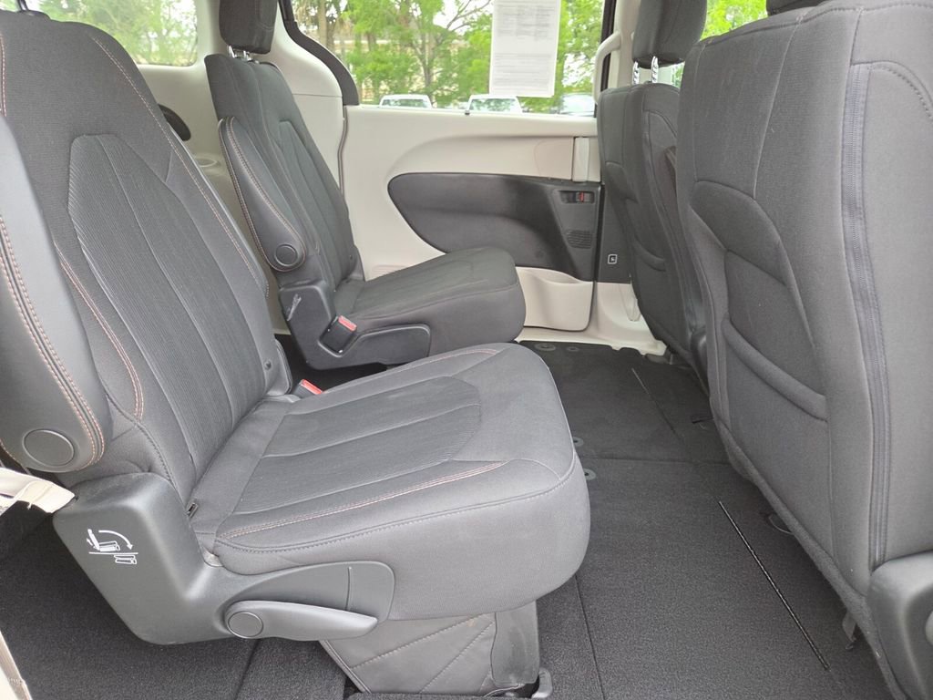 Used 2019 Chrysler Pacifica Touring Plus w/ Advanced Safetytec Group FWD image 13