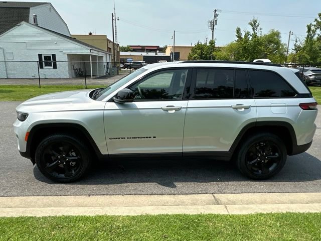 Used 2023 Jeep Grand Cherokee Altitude AWD/4WD image 28