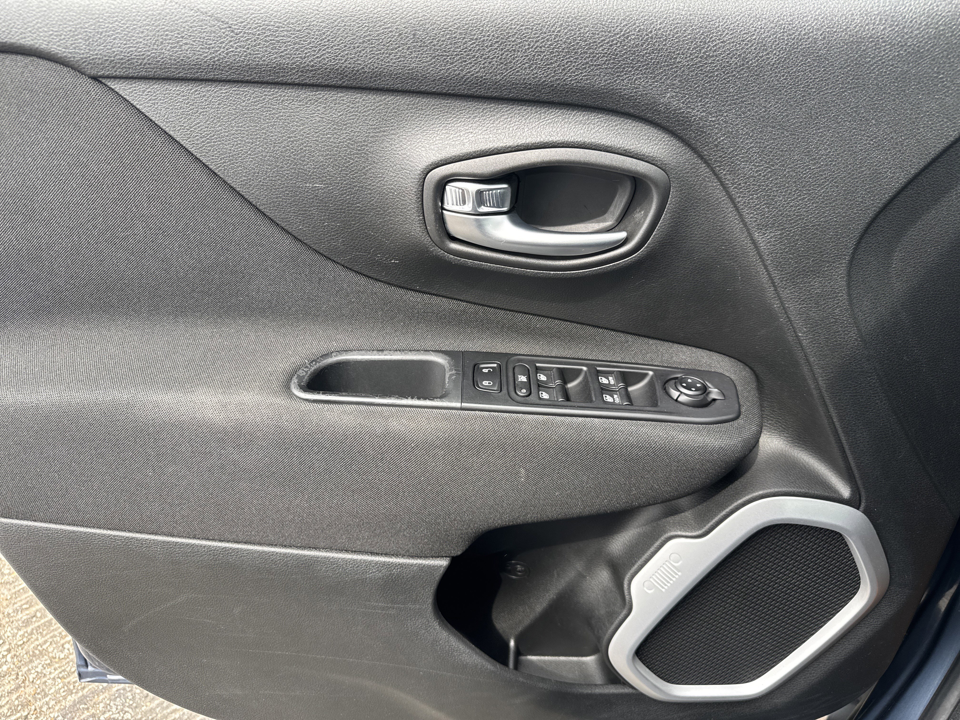 Used 2021 Jeep Renegade Latitude AWD/4WD image 9