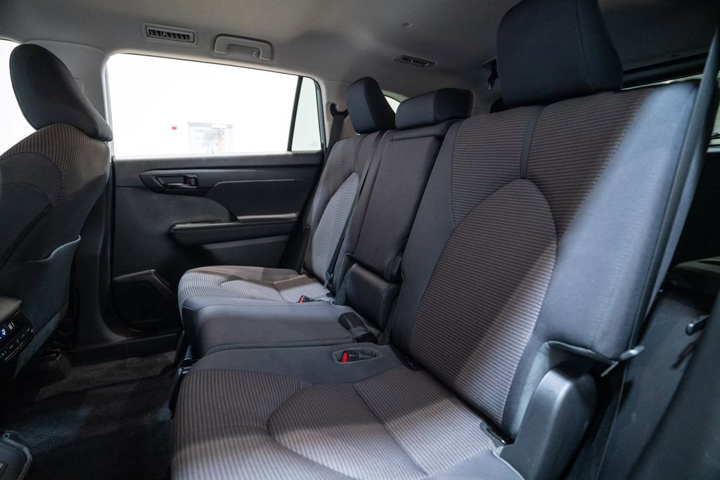 Used 2023 Toyota Highlander LE FWD image 33