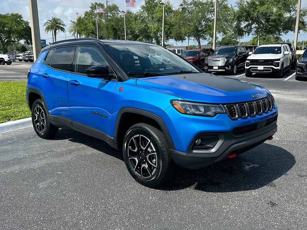 Used 2025 Jeep Compass Trailhawk AWD/4WD image 3