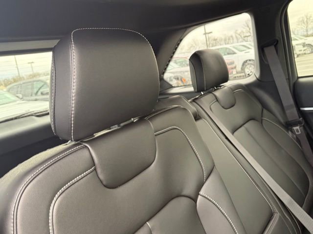 New 2026 Jeep Grand Cherokee Limited w/ Limited Altitude Package AWD/4WD image 32