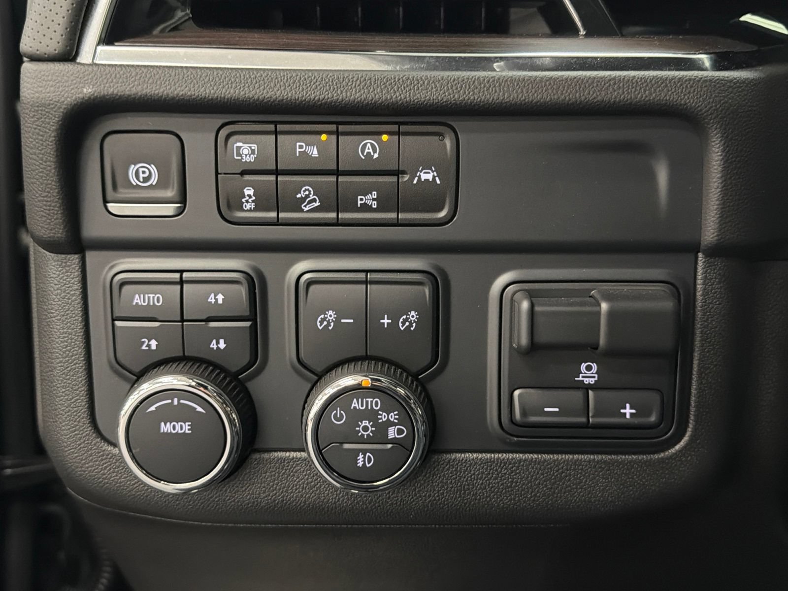 Used 2025 Chevrolet Suburban Premier w/ Sun And Tow Package AWD/4WD image 30