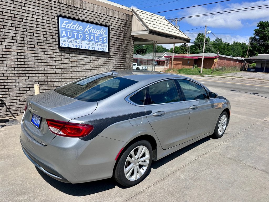Used 2017 Chrysler 200 Limited Platinum w/ Comfort & Convenience Group FWD image 3