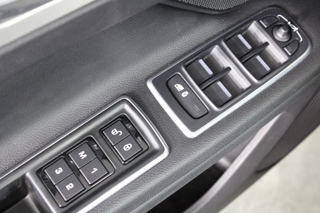 Used 2016 Jaguar XF Premium RWD image 22