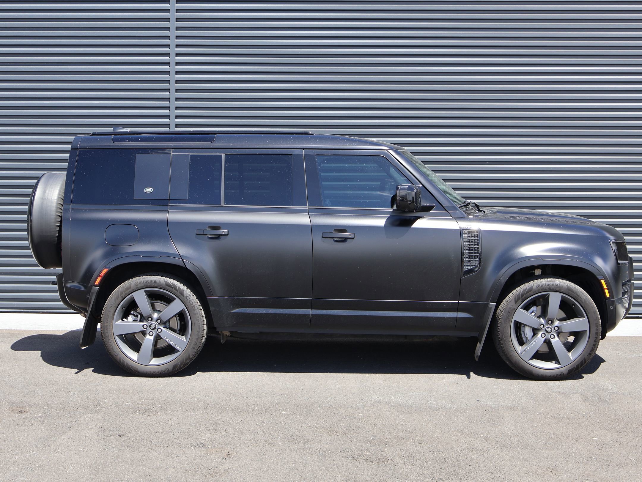 Used 2024 Land Rover Defender 110 X-Dynamic SE AWD/4WD image 4