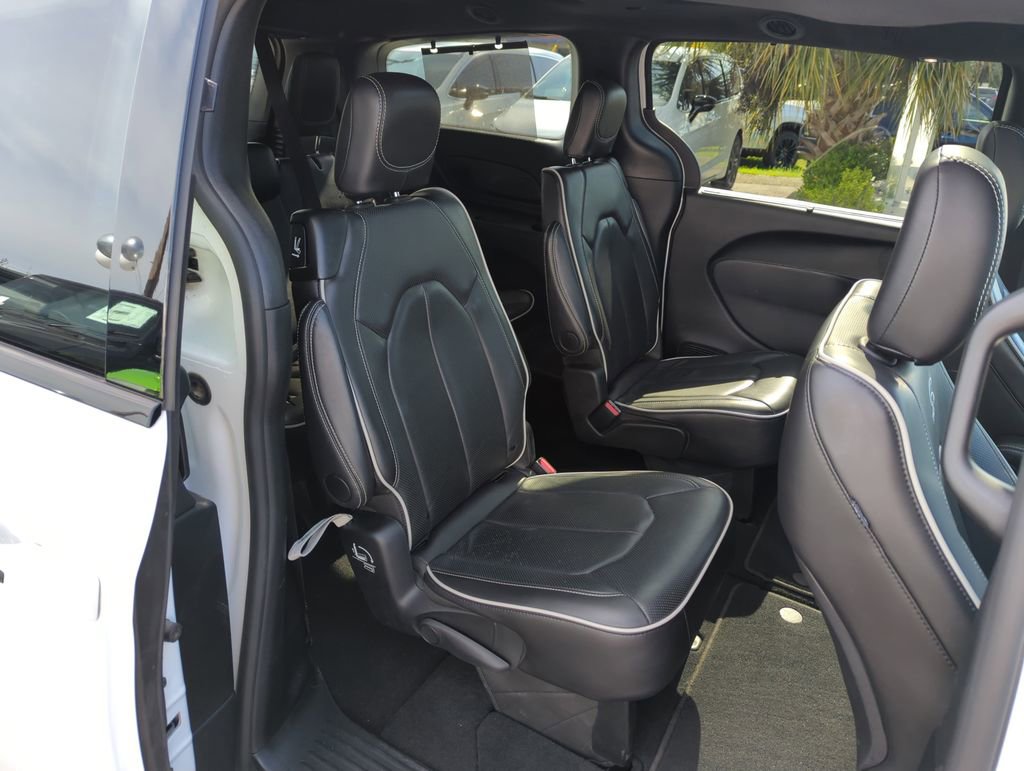 Used 2025 Chrysler Pacifica Limited image 31
