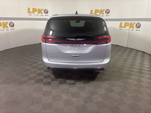 Certified 2024 Chrysler Pacifica Touring-L image 4