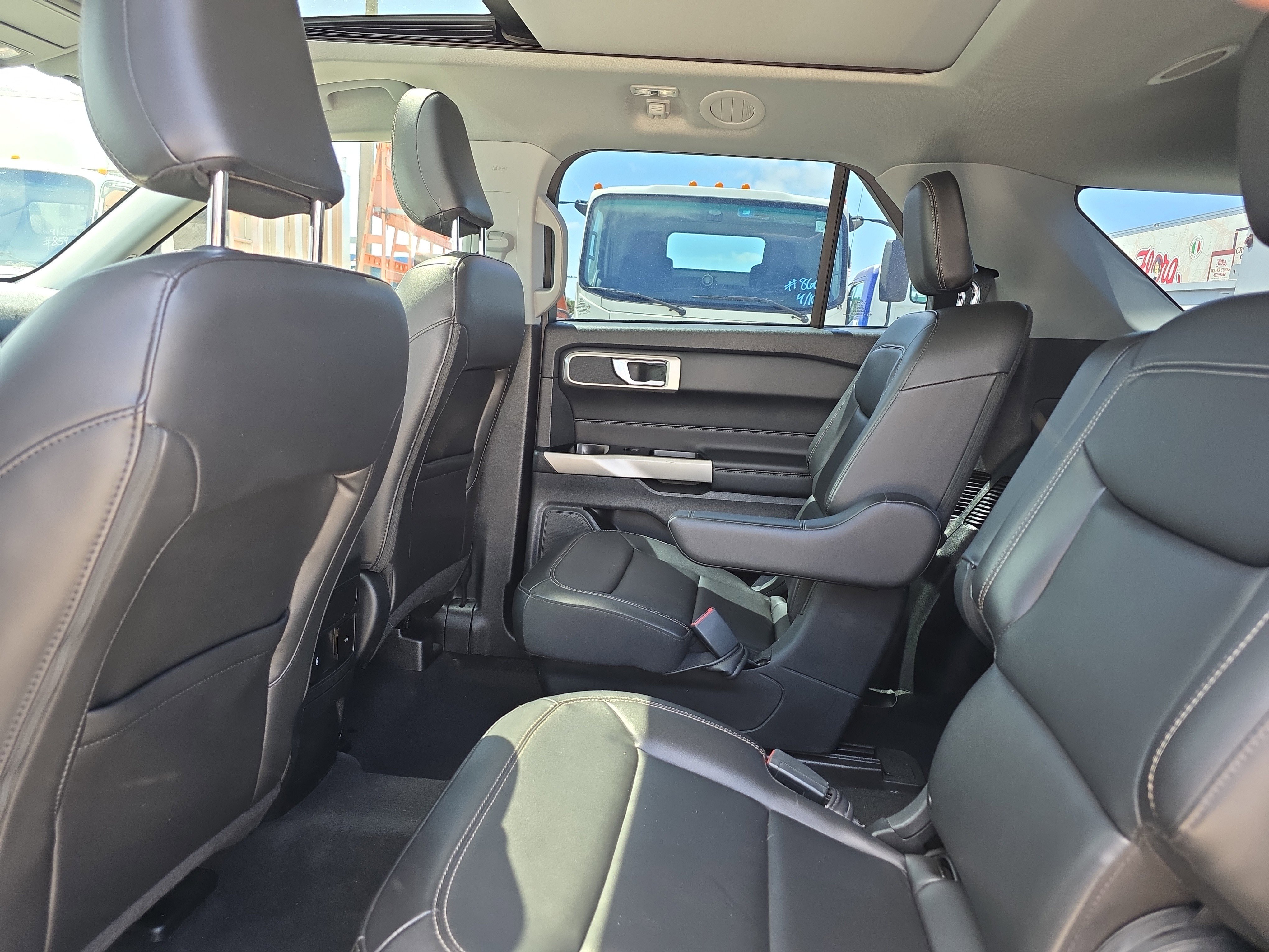 Used 2022 Ford Explorer XLT w/ Equipment Group 202A RWD image 15