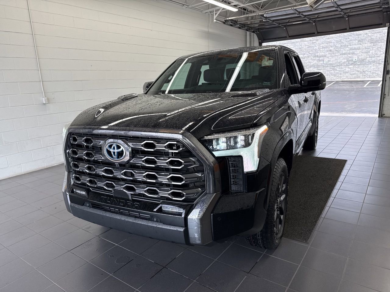 Used 2024 Toyota Tundra Platinum AWD/4WD image 3