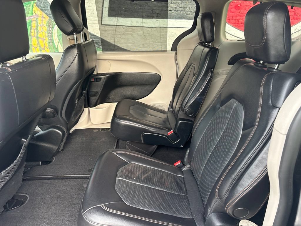 Used 2019 Chrysler Pacifica Touring-L FWD image 23