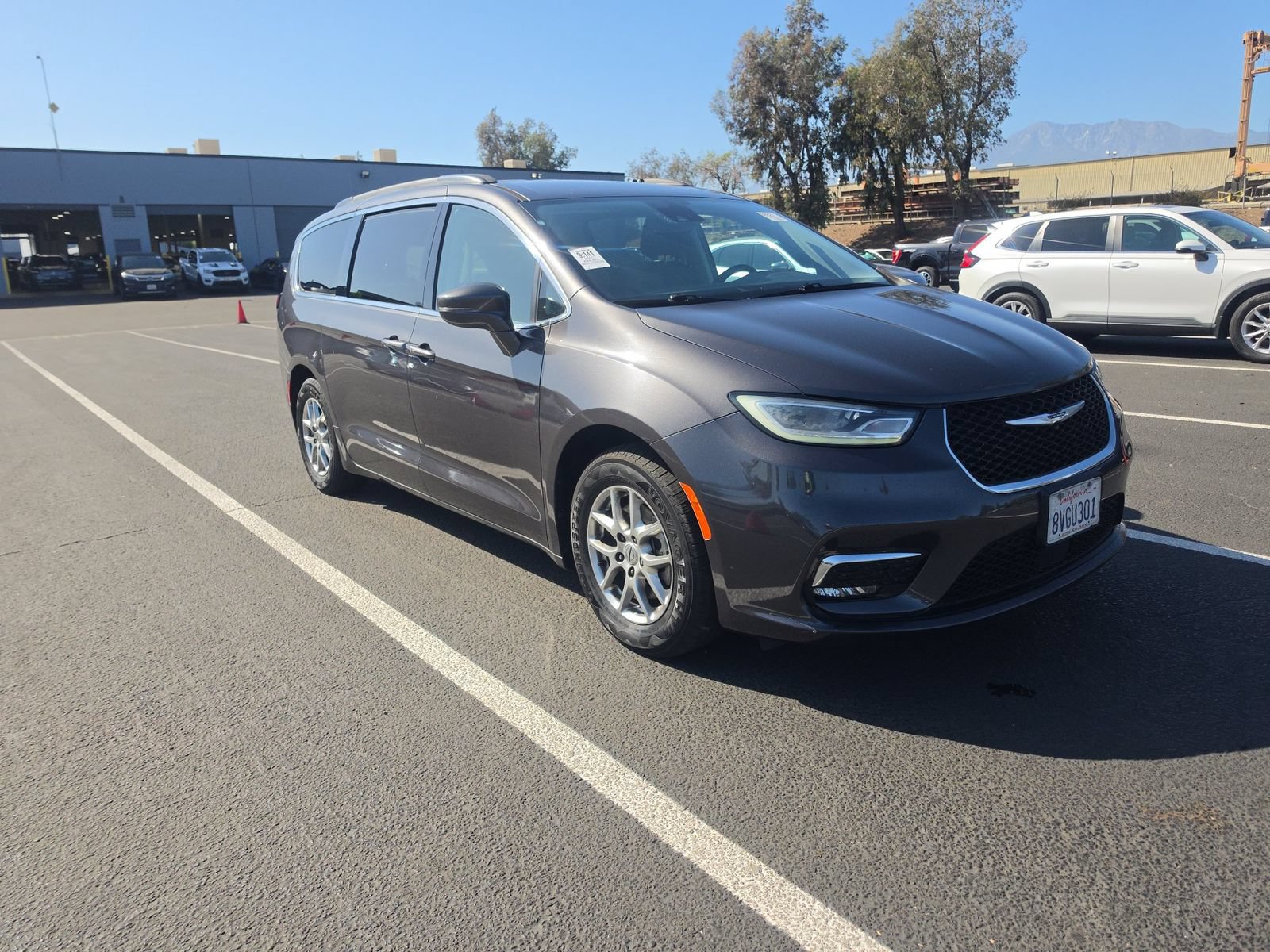 Used 2021 Chrysler Pacifica Touring FWD image 4