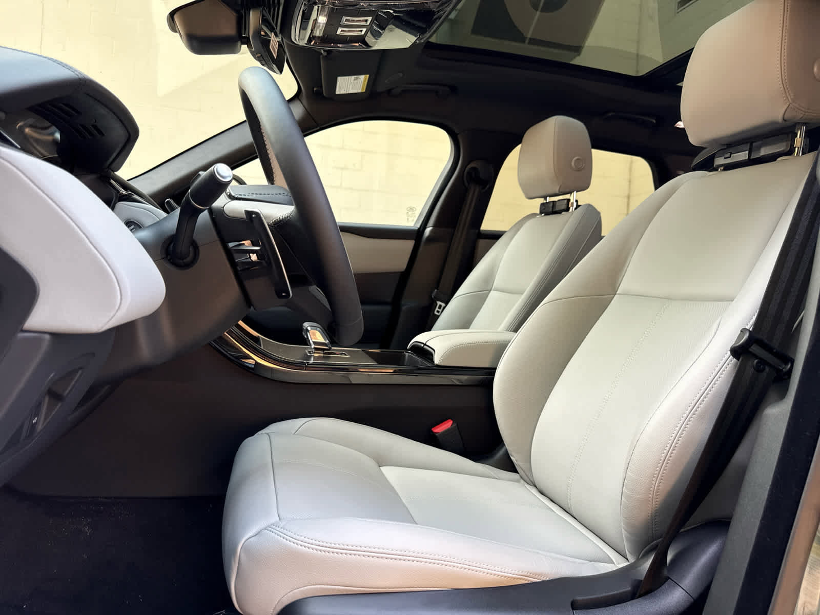 New 2026 Land Rover Range Rover Velar Dynamic SE image 13