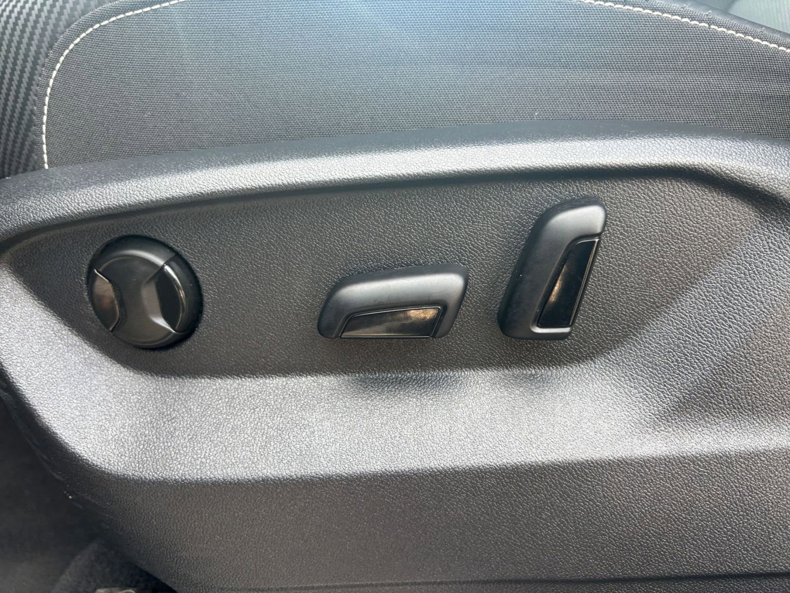 Used 2025 Volkswagen Atlas Cross Sport SE image 23