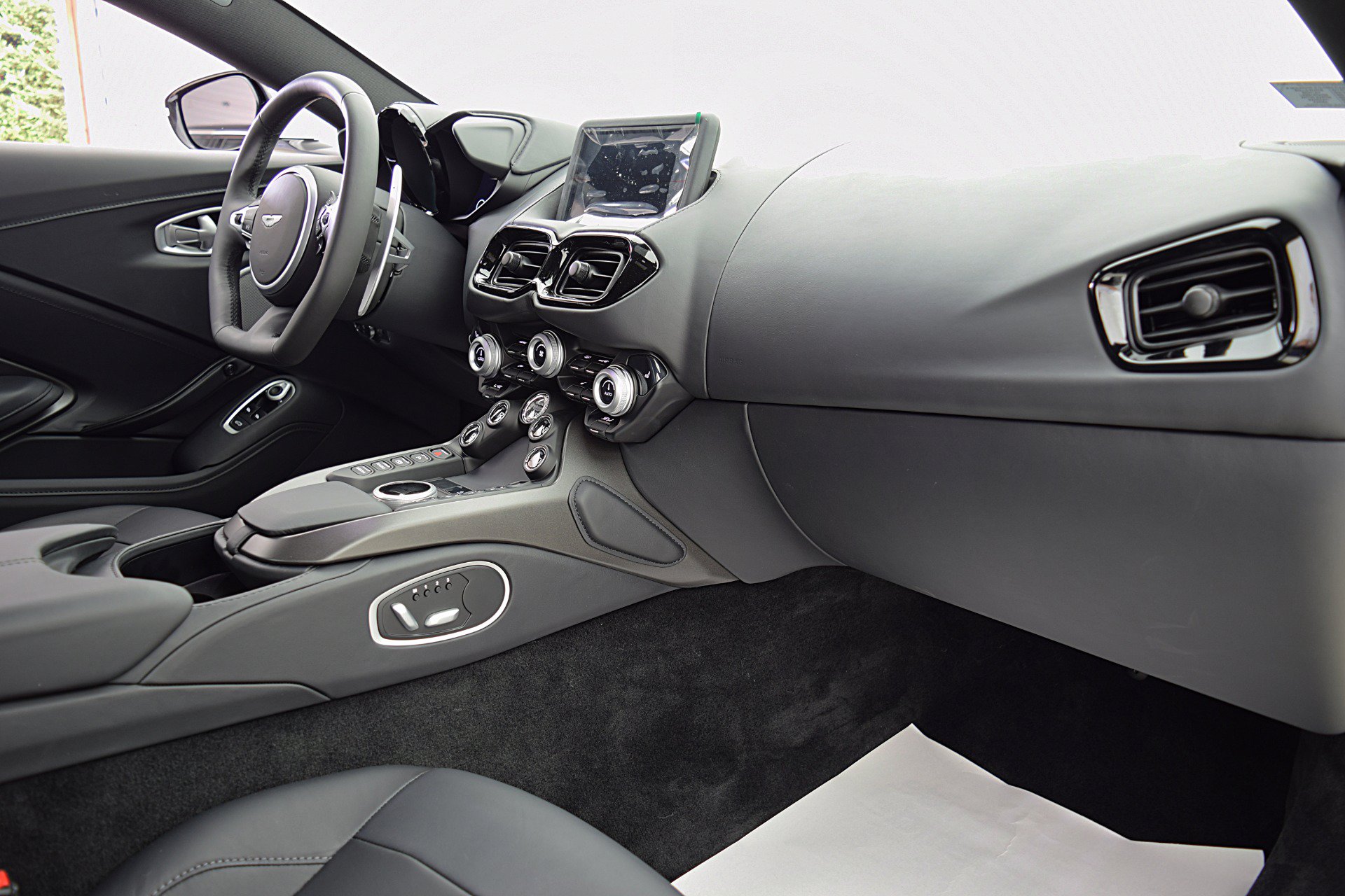 Used 2023 Aston Martin V8 Vantage Roadster RWD image 36