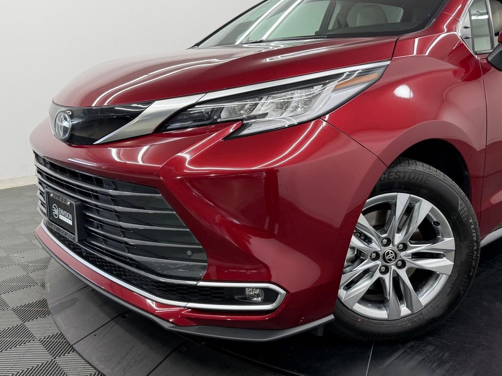Used 2026 Toyota Sienna Limited FWD image 4
