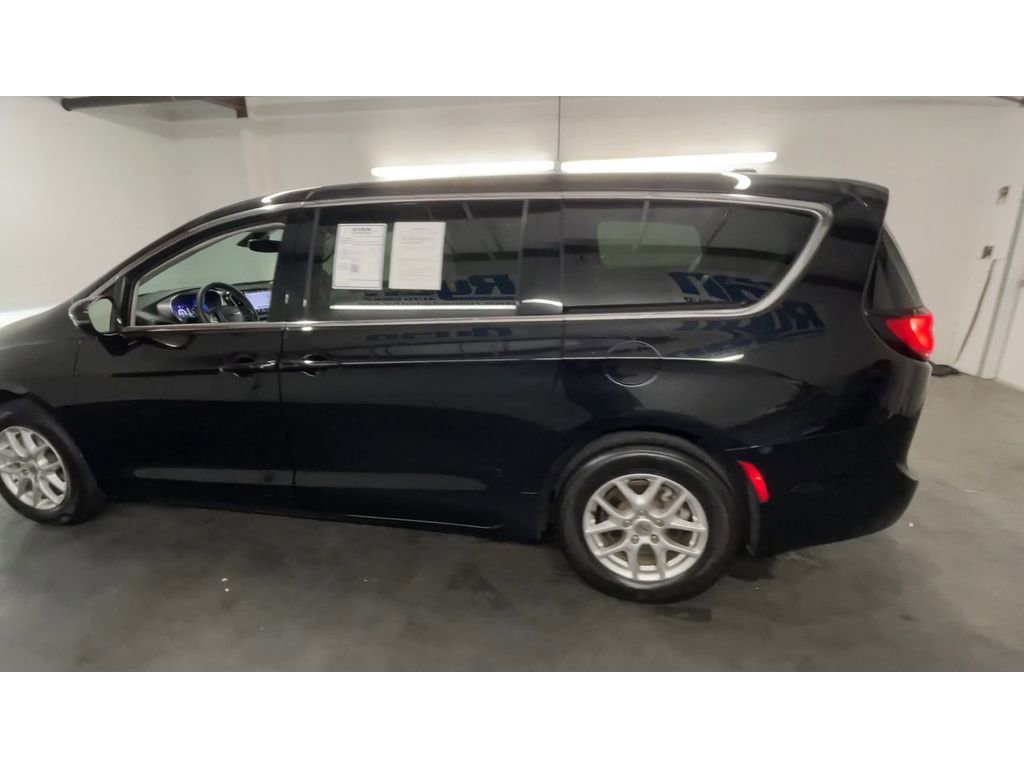 Used 2024 Chrysler Pacifica Touring-L image 6