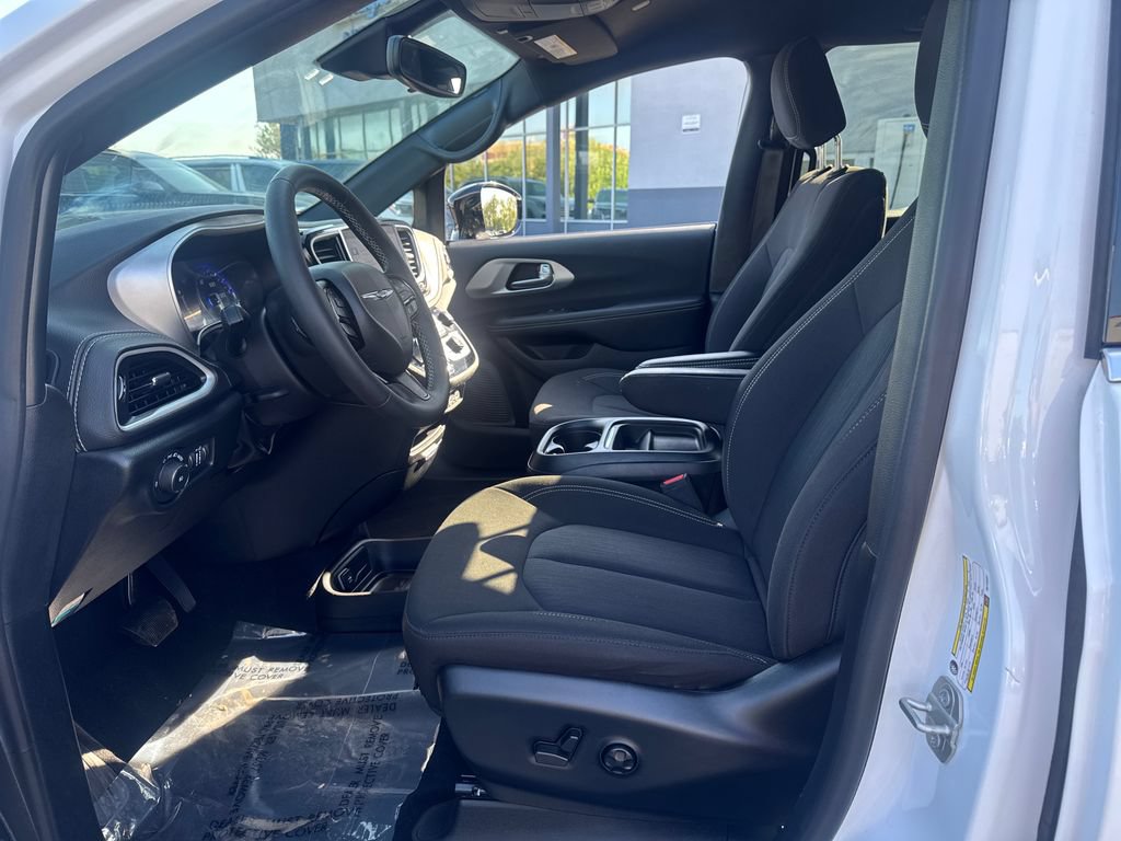 Used 2024 Chrysler Pacifica Touring FWD image 9